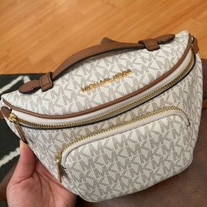 Michael Kors Erin Fanny Pack. BNWT. Ivory